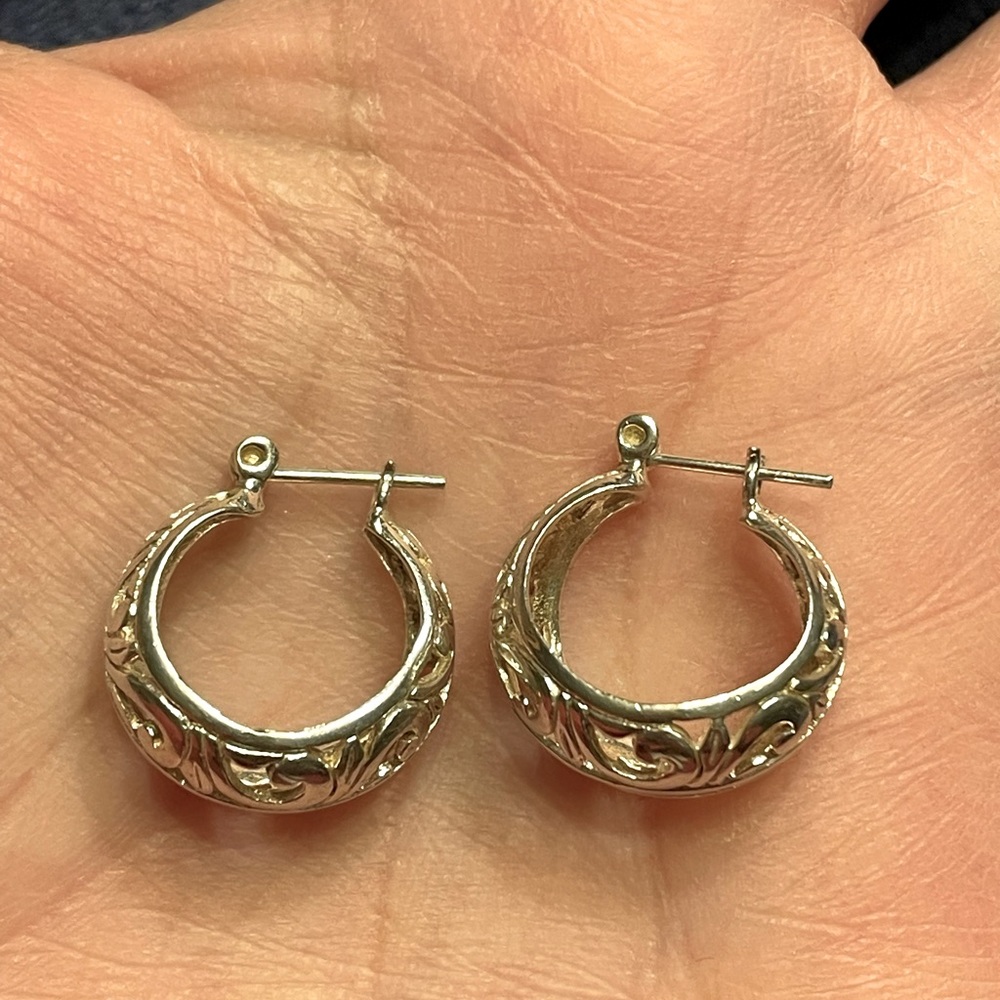 Sterling silver leaflet design earrings - Picture 4 of 9